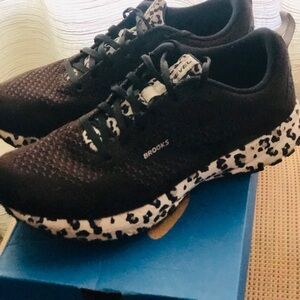 Brooks Revel 4 Women's Black with black and white accent. Sneakers Size 8.5.